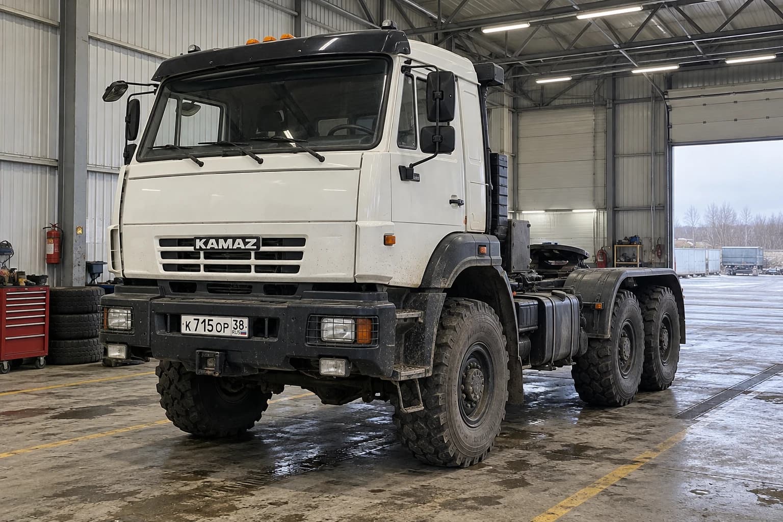 Полноприводный тягач 6×6 в ангаре